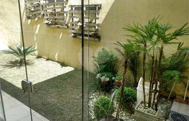 Imagem: A casa possui 4 Dormitórios, 3 Banheiros, 2 Vagas na garagem