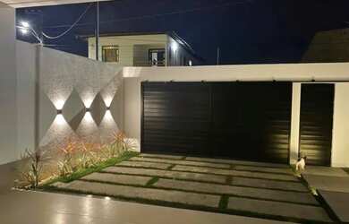 Imagem: A casa possui 3 Dormitórios, 2 Banheiros, 4 Vagas na garagem