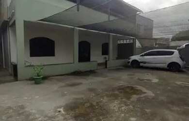 Imagem: A casa possui 3 Dormitórios, 2 Banheiros, 1 Vaga na garagem