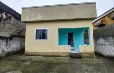 Imagem: A casa possui 2 Dormitórios, 1 Banheiro e 2 Vagas na garagem