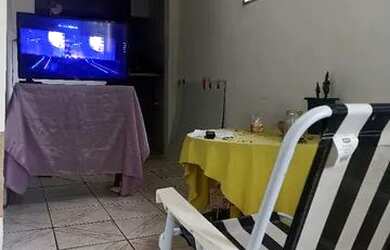 Imagem: A casa possui 2 Dormitórios, 1 Banheiro, 1 Vaga na garagem