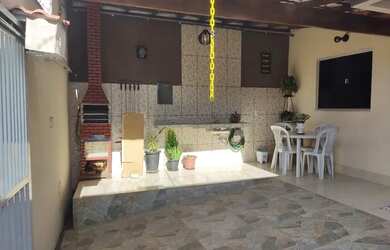 Imagem: A casa possui 3 Dormitórios, 2 Banheiros, 1 Vaga na garagem