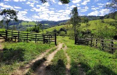 Imagem: A fazenda possui Churrasqueira, Piscina, Varanda e está localizado