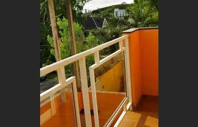 Imagem: A casa possui 3 Dormitórios, 4 Banheiros, 2 Vagas na garagem