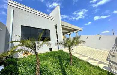 Imagem: A casa possui 3 Dormitórios, 2 Banheiros, 4 Vagas na garagem