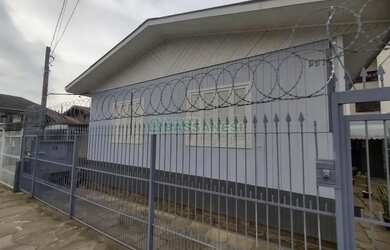 Imagem: A casa possui 3 Dormitórios, 1 Banheiro, 2 Vagas na garagem