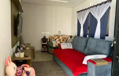 Imagem: A casa possui 3 Dormitórios, 2 Banheiros, 2 Vagas na garagem