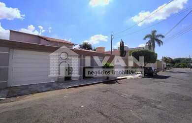 Imagem: A casa possui 4 Dormitórios, 3 Banheiros, 3 Vagas na garagem