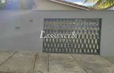 Imagem: A casa possui 4 Dormitórios, 1 Banheiro, 3 Vagas na garagem