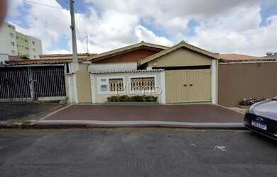 Imagem: A casa possui 4 Dormitórios, 1 Banheiro, 1 Vaga na garagem