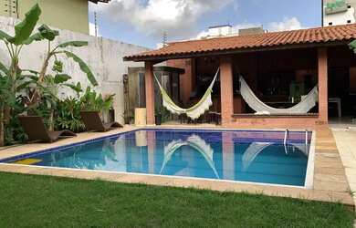 Imagem: A casa possui 4 Dormitórios, 5 Banheiros, 3 Vagas na garagem