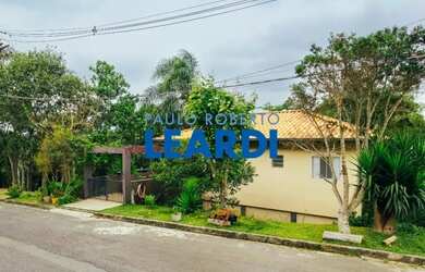 Imagem: A casa em condomínio possui 4 Dormitórios, 2 Banheiros, 2