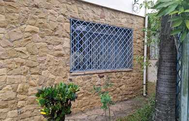 Imagem: A casa possui 3 Dormitórios, 3 Banheiros, 2 Vagas na garagem