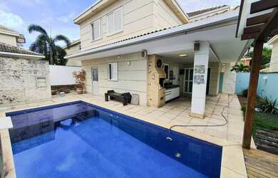 Imagem: A casa possui 4 Dormitórios, 5 Banheiros, 3 Vagas na garagem