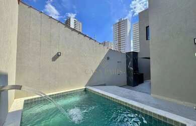 Imagem: A casa possui 3 Dormitórios, 3 Banheiros, 2 Vagas na garagem