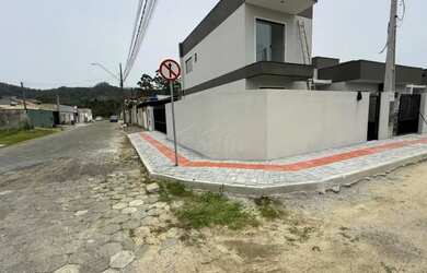 Imagem: A casa à venda possui 2 Dormitórios, 2 Banheiros, 1 Vaga na