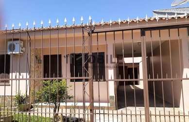 Imagem: A casa possui 5 Dormitórios, 1 Banheiro, 5 Vagas na garagem