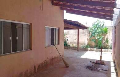 Imagem: A casa possui 3 Dormitórios, 1 Banheiro, 3 Vagas na garagem