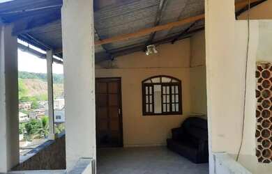 Imagem: A casa possui 5 Dormitórios, 3 Banheiros, 2 Vagas na garagem