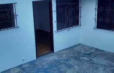 Imagem: A casa possui 2 Dormitórios, 1 Banheiro, 2 Vagas na garagem