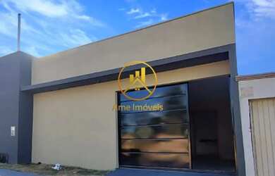 Imagem: A casa possui 3 Dormitórios, 1 Banheiro, 2 Vagas na garagem