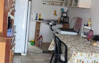 Imagem: A casa possui 2 Dormitórios, 1 Banheiro, 2 Vagas na garagem