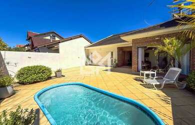 Imagem: A casa possui 3 Dormitórios, 3 Banheiros, 5 Vagas na garagem