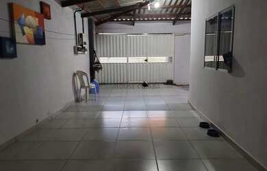 Imagem: A casa possui 2 Dormitórios, 2 Banheiros, 1 Vaga na garagem