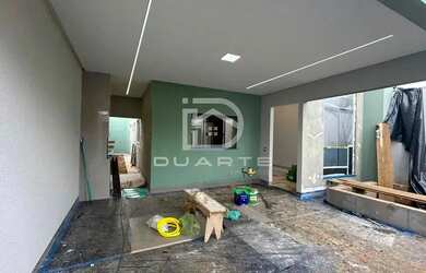 Imagem: A casa possui 3 Dormitórios, 2 Banheiros, 2 Vagas na garagem