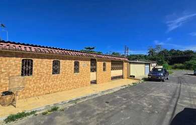 Imagem: A casa possui 3 Dormitórios, 3 Banheiros, 4 Vagas na garagem