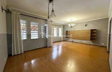 Imagem: A casa possui 4 Dormitórios, 5 Banheiros, 2 Vagas na garagem