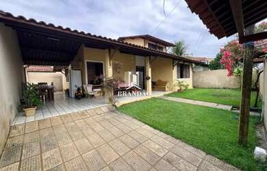 Imagem: A casa possui 3 Dormitórios, 3 Banheiros, 525m² de Área e