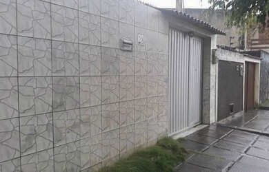 Imagem: A casa possui 3 Dormitórios, 2 Banheiros, 1 Vaga na garagem