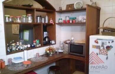 Imagem: A casa possui 3 Dormitórios, 1 Banheiro, 3 Vagas na garagem