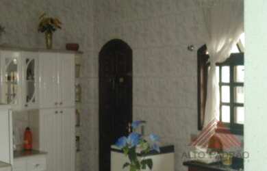 Imagem: A casa possui 4 Dormitórios, 2 Banheiros, 1 Vaga na garagem