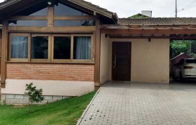 Imagem: A casa possui 3 Dormitórios, 2 Banheiros, 5 Vagas na garagem