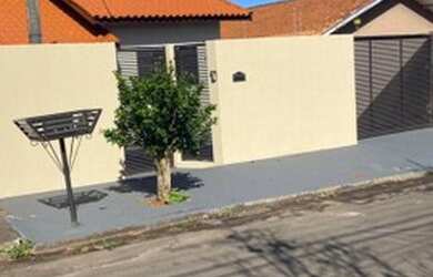 Imagem: A casa possui 3 Dormitórios, 2 Vagas na garagem, 58m² de Área