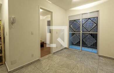 Imagem: O apartamento possui 2 Dormitórios, 1 Banheiro, 1 Vaga na garagem