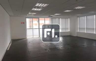 Imagem: O depósito possui 3 Vagas na garagem e 240m² de Área e está