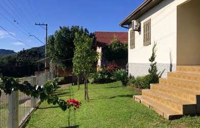 Imagem: A casa possui 3 Dormitórios, 2 Banheiros, 3 Vagas na garagem