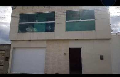 Imagem: A casa possui 2 Dormitórios, 2 Banheiros, 2 Vagas na garagem