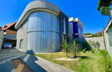 Imagem: A casa possui 3 Dormitórios, 4 Banheiros, 5 Vagas na garagem