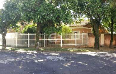 Imagem: A casa possui 4 Dormitórios, 1 Banheiro, 5 Vagas na garagem