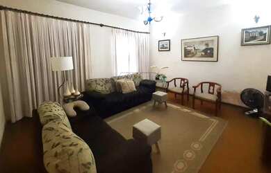 Imagem: A casa possui 4 Dormitórios, 3 Banheiros, 1 Vaga na garagem