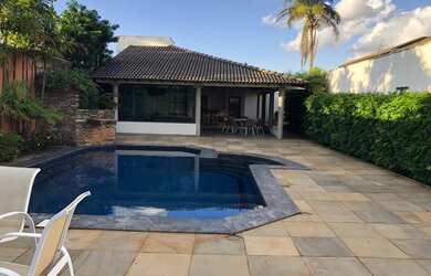 Imagem: A casa possui 4 Dormitórios, 5 Banheiros, 4 Vagas na garagem