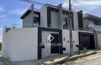 Imagem: A casa possui 3 Dormitórios, 1 Banheiro, 2 Vagas na garagem