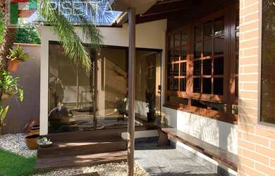 Imagem: A casa possui 3 Dormitórios, 3 Banheiros, 4 Vagas na garagem