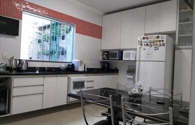 Imagem: A casa possui 3 Dormitórios, 3 Banheiros, 4 Vagas na garagem