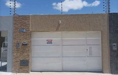 Imagem: A casa possui 3 Dormitórios, 2 Banheiros, 1 Vaga na garagem