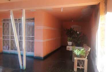 Imagem: A casa possui 3 Dormitórios, 1 Banheiro, 3 Vagas na garagem